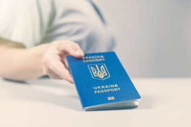 Havaalanında göçmenlik ve pasaport kontrolü. Ukrayna pasaportlu kadın sınır kontrol memuru. Kavram
