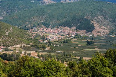 Nea Lefki Maniaki 'nin panoramik görüntüsü. Kastoria banliyösü ve Orestias Gölü. Yunanistan