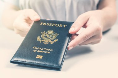 Havaalanında göçmenlik ve pasaport kontrolü. Amerikan pasaportlu kadın sınır kontrol memuru. Kavram