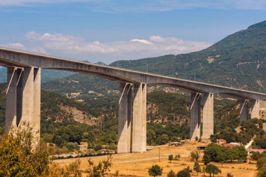 Mavi gökyüzü arkaplanındaki taş köprü görüntüsü 
