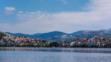 Metsovo Dağı ve Metsovitikos Köprüsü 'nün panoramik manzarası. Epirus, Yunanistan 'ın kuzeyindeki Pindus dağları