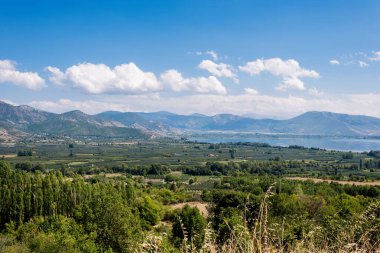 Kastoria kasabası ve Orestias Gölü civarındaki dağdan panoramik manzara. Yunanistan