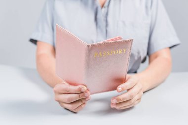 Havaalanında göçmenlik ve pasaport kontrolü. Pembe kapaklı pasaportlu kadın sınır kontrol memuru. Kavram