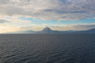 Günbatımında feribottan Yunan adası Makri manzarası. İyon Denizi 'ndeki Yunan adaları