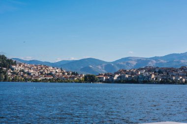 Kastoria kasabası ve Orestias Gölü 'nün panoramik manzarası. Yunanistan