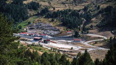 Metsovo 'daki Highway kavşağında. Metsovitikos Köprüsü. Epirus, Yunanistan 'ın kuzeyindeki Pindus dağları