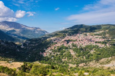Metsovo Dağı ve Metsovitikos Köprüsü 'nün panoramik manzarası. Epirus, Yunanistan 'ın kuzeyindeki Pindus dağları
