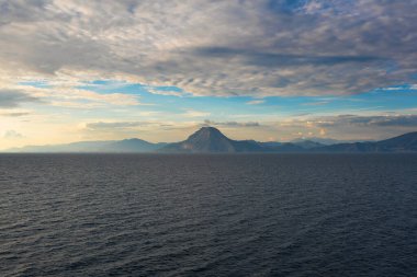 Günbatımında feribottan Yunan adası Makri manzarası. İyon Denizi 'ndeki Yunan adaları