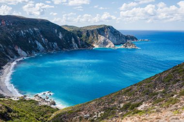 Mavi deniz ve dağların gündüz manzarası, seyahat kavramı. 