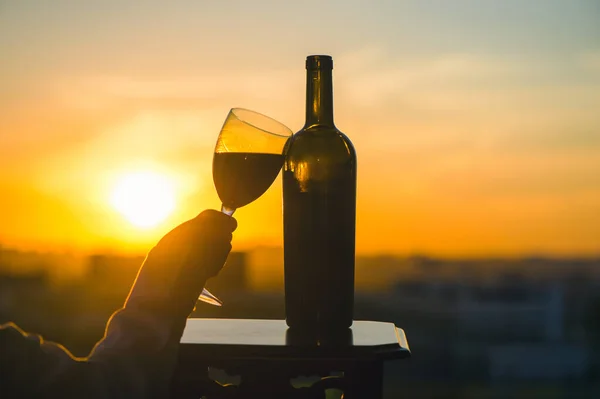 Mão Feminina Com Copo Vinho Fundo Por Sol — Fotografia de Stock