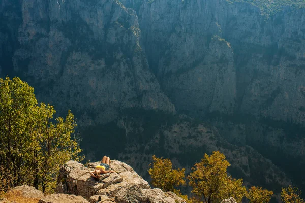 Uma Menina Pico Montanha Frente Desfiladeiro Vikos Grécia Vikos Desfiladeiro — Fotografia de Stock