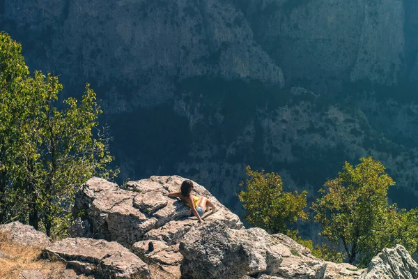 Uma Menina Pico Montanha Frente Desfiladeiro Vikos Grécia Vikos Desfiladeiro — Fotografia de Stock