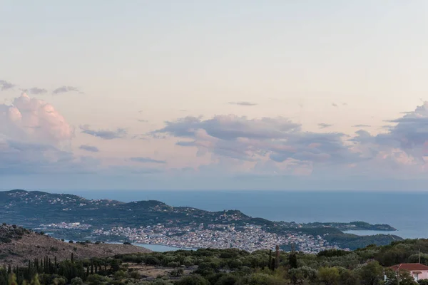 ギリシャのケファロニア島でアルゴストリのギリシャの都市の日没ビュー — ストック写真