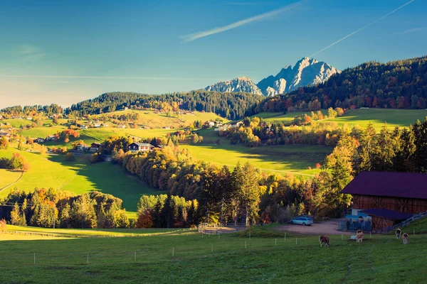 Panorama Del Pueblo Vttis Puente Sobre Fondo Los Alpes Suizos — Foto de Stock