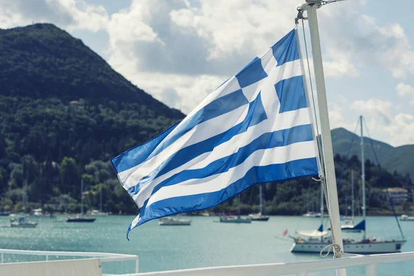 Grecka Flaga Statku Tle Morza Wyspy Naprzeciwko Statków Morze Rejs — Zdjęcie stockowe