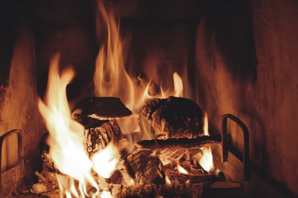 黒い背景の暖炉の薪から熱い赤い石炭 — ストック写真