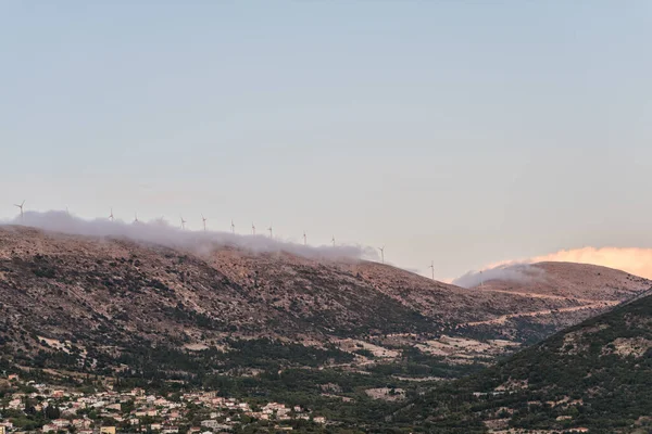 ギリシャのケファロニア島の山の上の風車の夕景 — ストック写真