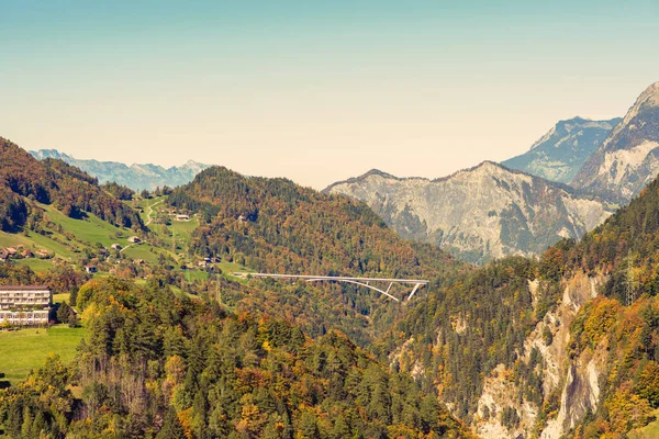 Panorama Del Pueblo Vttis Puente Sobre Fondo Los Alpes Suizos — Foto de Stock