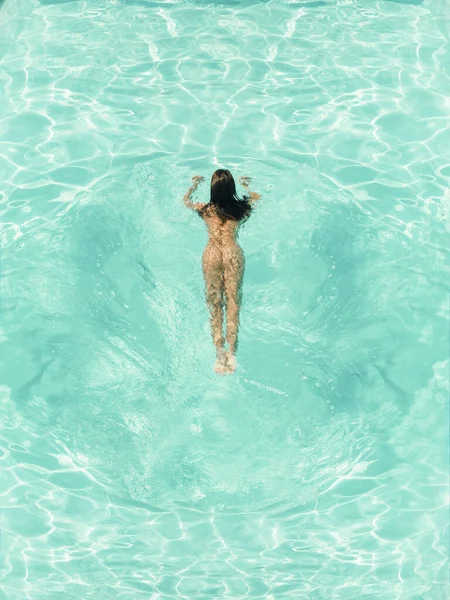 Vista Aerea Dall Alto Della Donna Nuda Piscina Con Acqua — Foto Stock