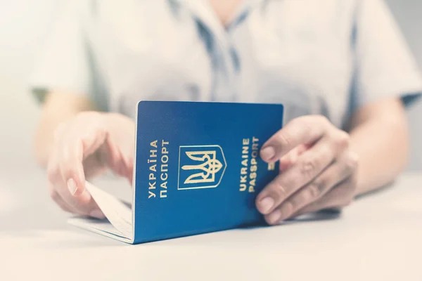 Иммиграционный Паспортный Контроль Аэропорту Женщина Пограничник Украинским Паспортом Концепция — стоковое фото