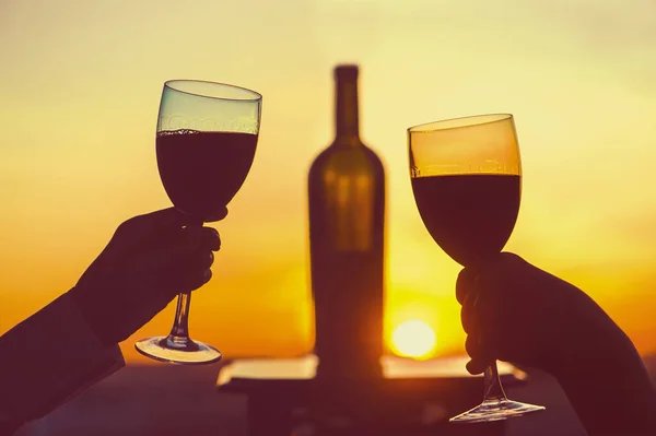 Erkek Kadın Eli Silueti Günbatımı Arka Planında Şarap Kızartıyor Romantik — Stok fotoğraf
