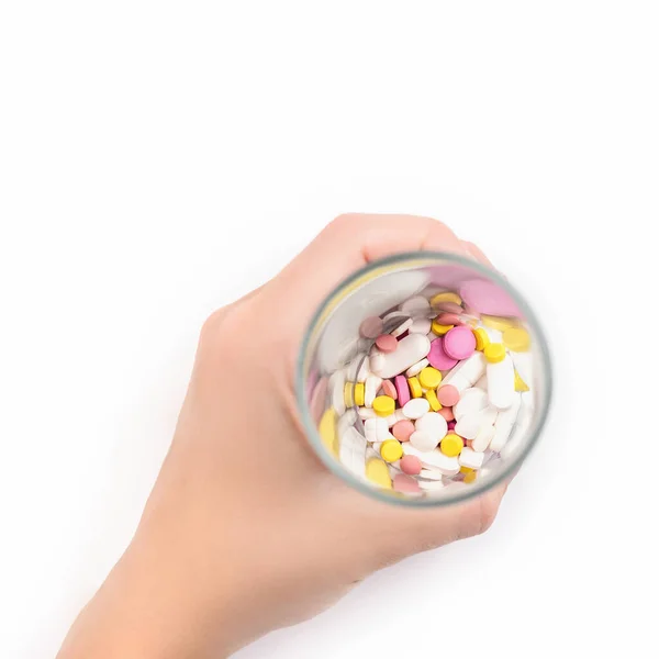 Kobieta Ręka Szkło Pełne Kolorowych Leków Tabletek Witamin Lub Suplementów — Zdjęcie stockowe