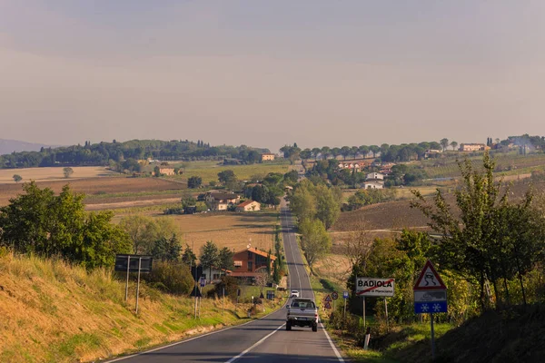 Sürücü Arabalı Kırsal Yol Manzarası — Stok fotoğraf