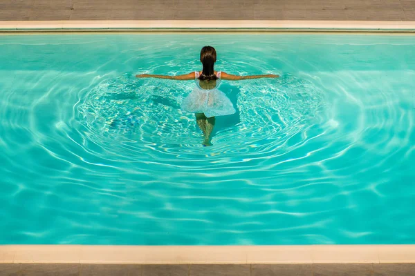 Meisje Witte Jurk Blauw Water Zwembad Een Heldere Zonnige Middag — Stockfoto