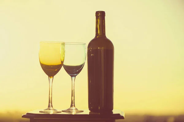 Una Bottiglia Vino Due Bicchieri Sfondo Tramonto — Foto Stock