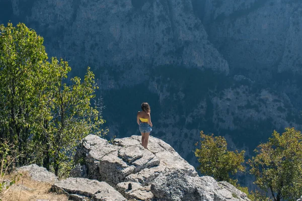 Visão Traseira Mulher Posando Penhasco Fundo Das Montanhas — Fotografia de Stock