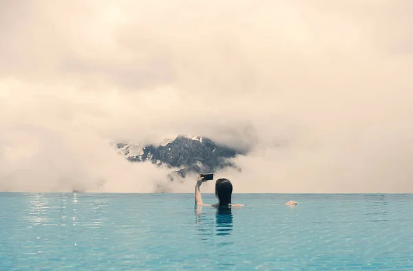 Jovem Fêmea Piscina Telhado Fundo Montanha Italiana Sul Tirol Feminino — Fotografia de Stock