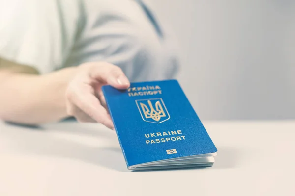 Bevándorlási Útlevélellenőrzés Repülőtéren Határőr Ukrán Útlevéllel Fogalom — Stock Fotó