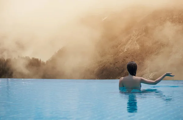 Jovem Fêmea Piscina Telhado Fundo Montanha Italiana Nuvens Sul Tirol — Fotografia de Stock