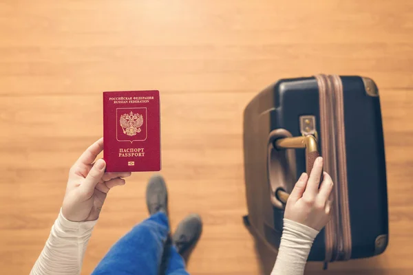 Vista Superior Uma Menina Com Uma Mala Passaporte Russo Andando — Fotografia de Stock