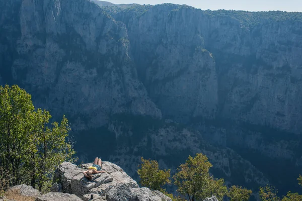 Uma Menina Pico Montanha Frente Desfiladeiro Vikos Grécia Vikos Desfiladeiro — Fotografia de Stock