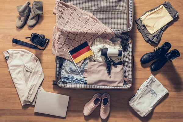 Kvinnans Kläder Laptop Camer Och Flagga Tyskland Ligger Parkettgolvet Nära — Stockfoto
