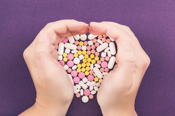 Forma Coração Feita Pílulas Coloridas Fundo Branco Conceito — Fotografia de Stock