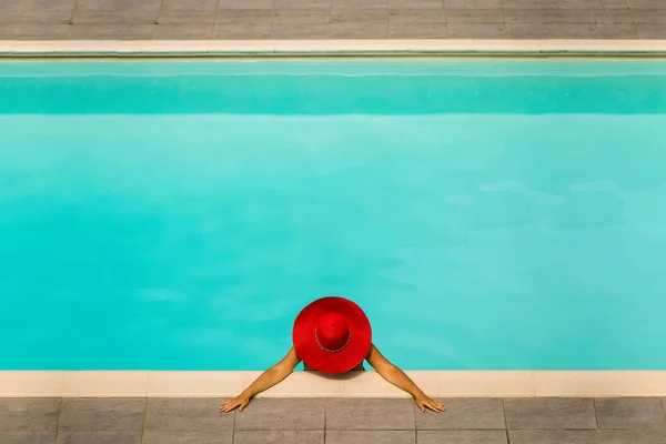 Menina Bonita Maiô Chapéu Vermelho Uma Piscina Água Azul — Fotografia de Stock