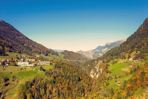 Panorama Aldeia Vttis Ponte Contra Fundo Dos Alpes Suíços Pôr — Fotografia de Stock