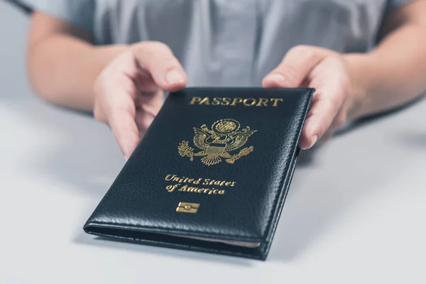 Иммиграционный Паспортный Контроль Аэропорту Женщина Пограничник Американским Паспортом Американского Гражданина — стоковое фото