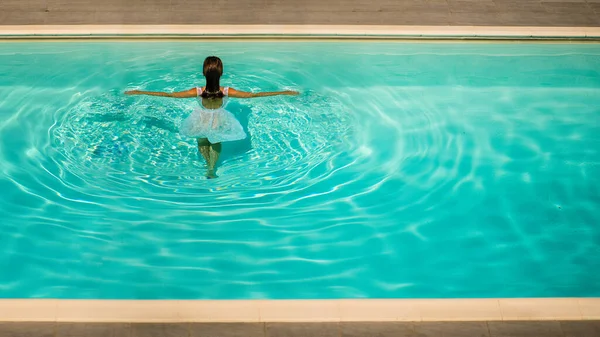 Menina Vestido Branco Piscina Água Azul Uma Tarde Ensolarada Clara — Fotografia de Stock