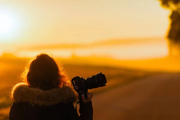 Belakang Tampilan Wanita Fotografer Latar Belakang Matahari Terbenam — Stok Foto