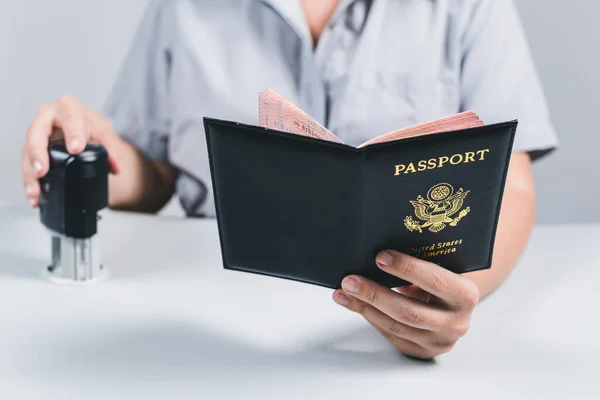 机场的移民和护照管制 女性边境管制官员在美国公民的美国护照上盖上了章 — 图库照片