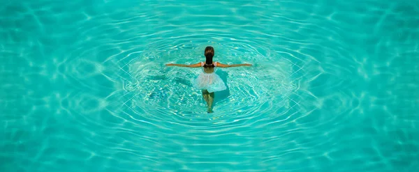 Дівчина Білій Сукні Басейні Блакитною Водою Ясний Сонячний День Творча — стокове фото