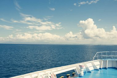 Mavi denizde gündüz tekne manzarası, seyahat kavramı. 