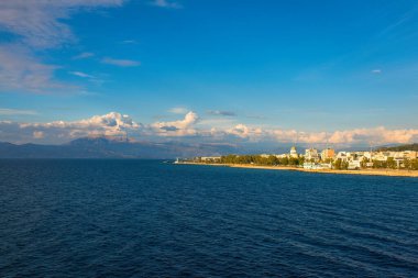 Yunanistan 'ın İyon Denizi' nde gün batımında Rion-Antirion köprüsü ve Patra limanındaki feribot gemisinden görüntü 