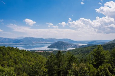 Kastoria kasabası ve Orestias Gölü civarındaki dağdan panoramik manzara. Yunanistan