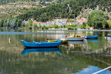 Kastoria kasabası ve Orestias Gölü 'nün panoramik manzarası. Yunanistan
