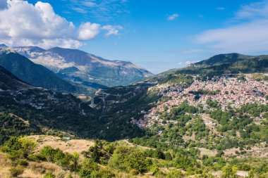 Metsovo 'nun panoramik görünümü, Yunanistan' ın kuzeyindeki Pindus dağlarında Epirus 'ta bir kasabadır.