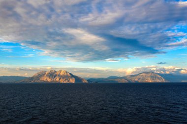 Günbatımında feribottan Yunan adası Makri manzarası. İyon Denizi 'ndeki Yunan adaları